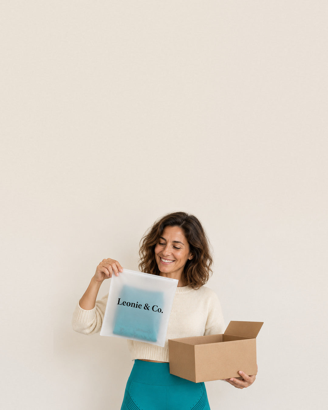 Woman unpacking her Leonie & Co order