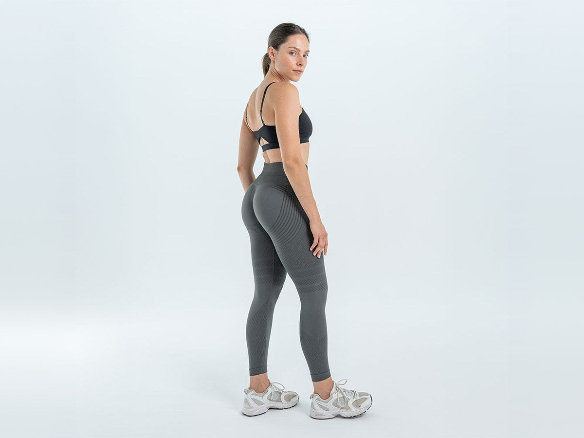 Woman wearing dark gray Leonie & Co 3D-knit leggings